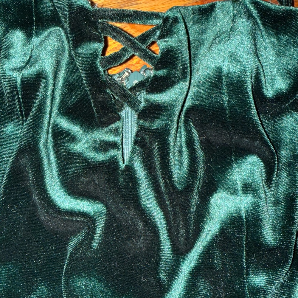 Elegant Green Velvet Evening Gown - Picture 3 of 5